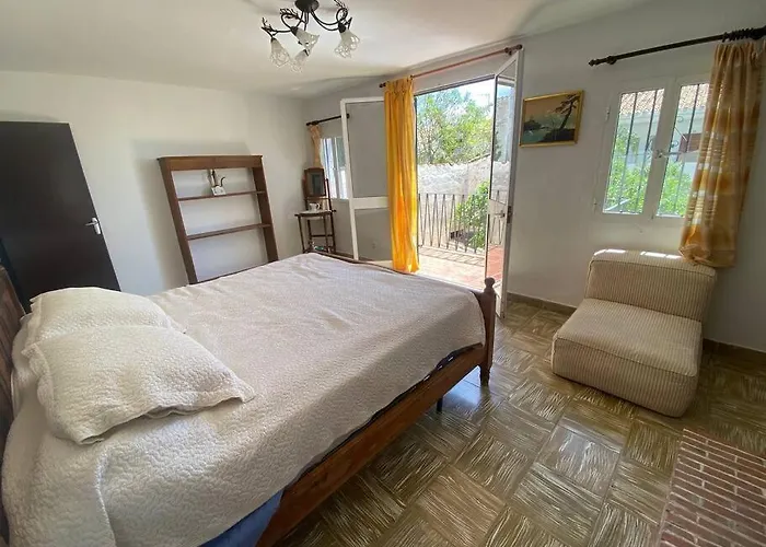 Charming 4 Bedroom Village Home With Patio